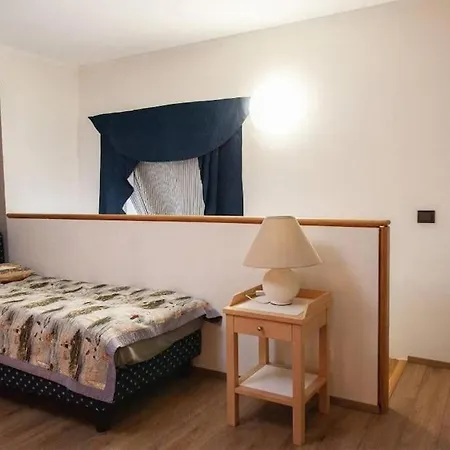 Charming Loft Near Old Town شقة